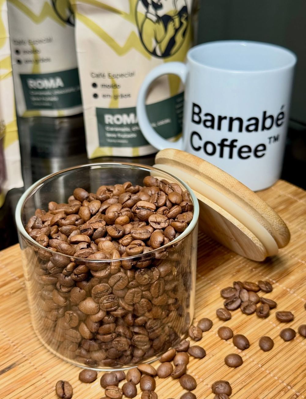 Pacotes Barnabé Coffee, pote de grãos e caneca da marca