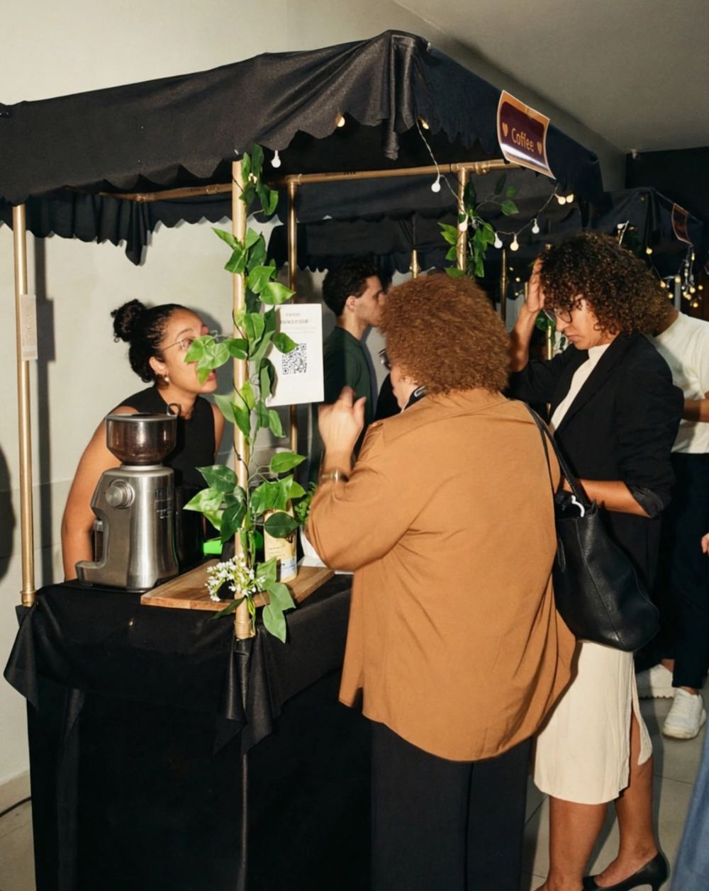 Estande da Barnabé Coffee em um evento, com pessoas sendo servidas