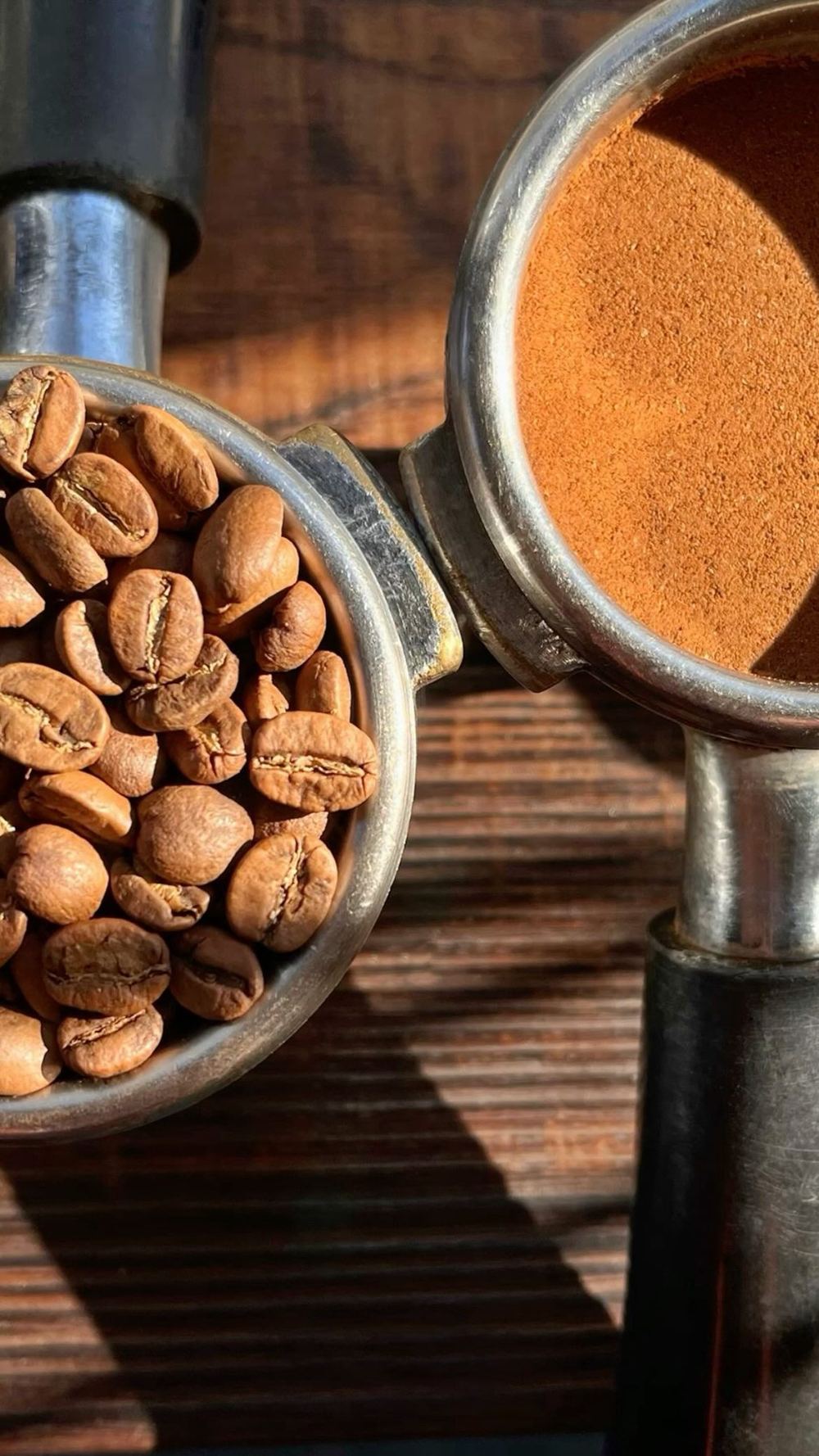Grãos de café e café moído no porta-filtro