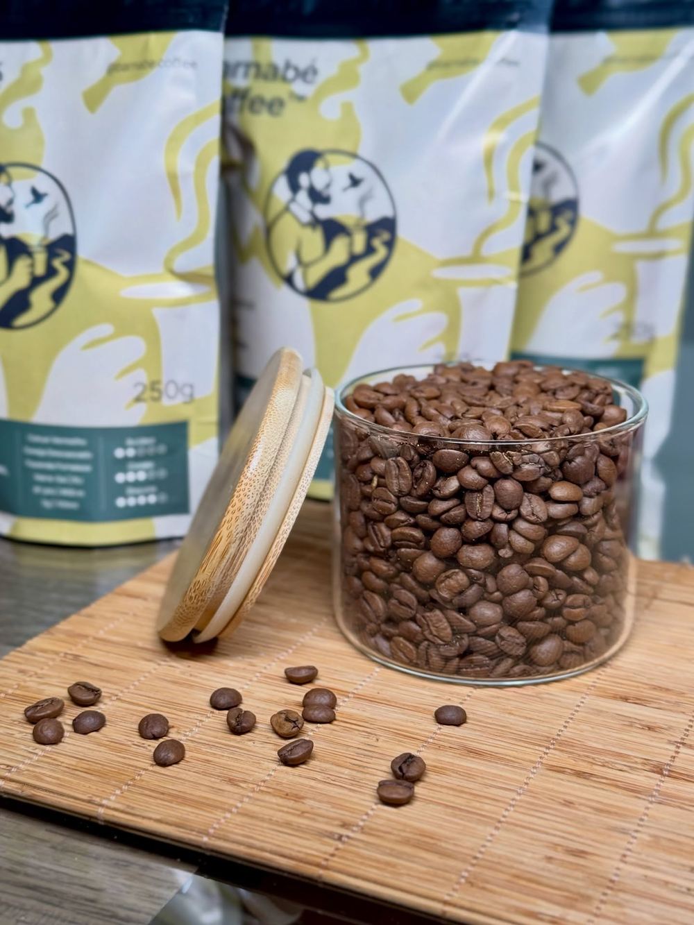 Vários pacotes Barnabé Coffee e um pote de grãos