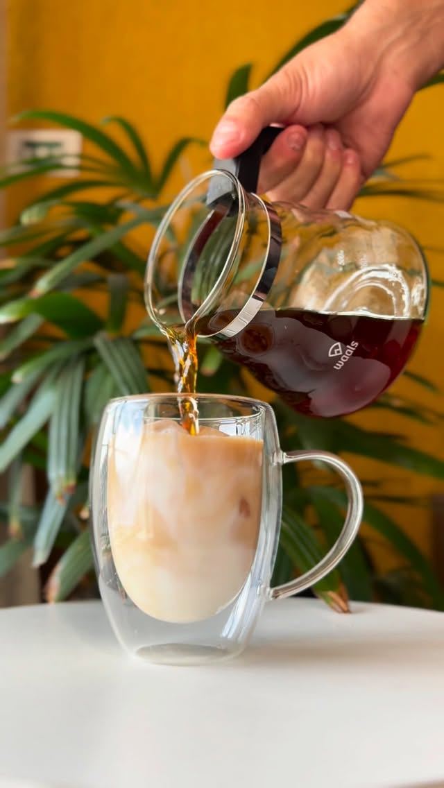 Café sendo servido em uma xícara de vidro